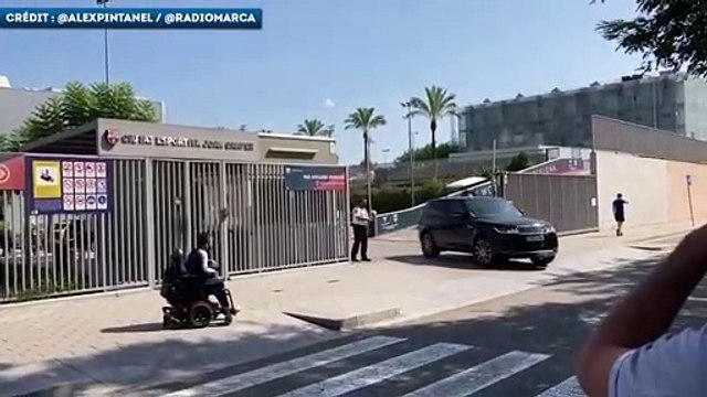 Luis Suarez quitte le centre d'entraînement du Barça en larmes