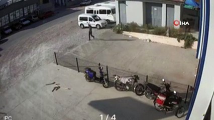 Kafasına geçirdiği kartonla motosiklet çalan şüpheli kamerada