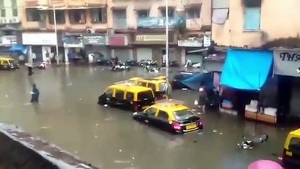 Download Video: أمطار موسمية غزيرة تغرق شوارع في بومباي بالمياه