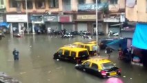 أمطار موسمية غزيرة تغرق شوارع في بومباي بالمياه