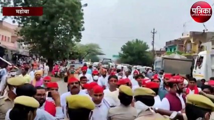 सपा कार्यकर्ताओं और पुलिस के बीच तीखी नोकझोंक, यह है मामला