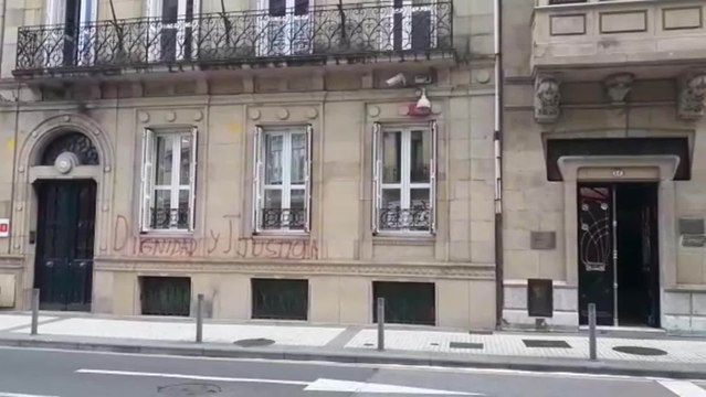 Pintura roja y amarilla contra la sede del PSE en San Sebastián