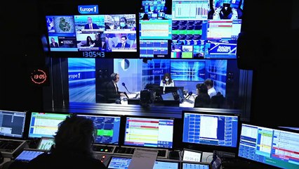 Un plaque en l'honneur de Jacques Chirac apposée sur son siège de député