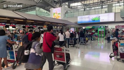 Video herunterladen: Stranded tourists rush to leave Thailand after being threatened with arrest for overstaying visa