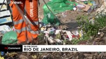 شاهد.. عمال النظافة في البرازيل يستخدمون حبال التسلق لتنظيف المنحدرات