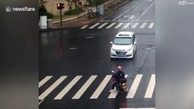 Ce motard va avoir un bon réflexe et aussi beaucoup de chance