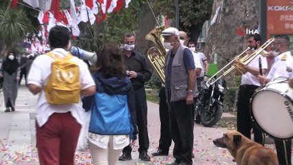 Vatandaşlara korkutan sürpriz...Aniden ortaya çıktılar, maskesini doğru takanları tiyatro bileti ile ödüllendirdiler