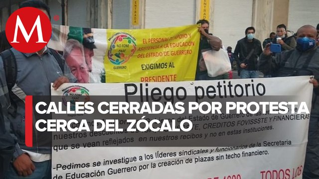 Trabajadores administrativos de la SEP de Guerreo protestan cerca del Zócalo de la CdMx