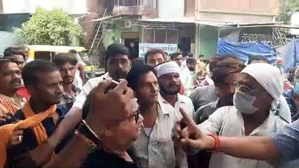 श्रम विभाग और पुलिस टीम ने की व्यापारी से मारपीट