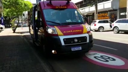 Mulher é socorrida após sofrer queda, no Centro