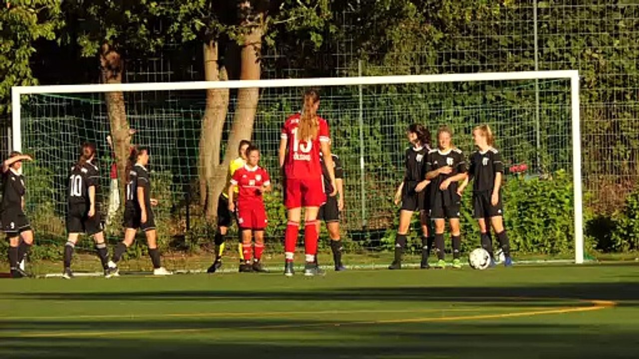 Freistoß von Emily Bölsing (Wendessen) zum Ehrentreffer beim MF Göttingen