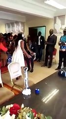 Un maire qui danse comme un Dieu lors de la célébration d'un mariage fait le buzz sur les réseaux