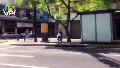 Ciudadanos caminan por las calles tras apagón registrado en Caracas