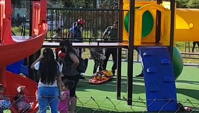 Menino de 7 anos é socorrido pelo Siate após sofrer queda no Ecopark Oeste