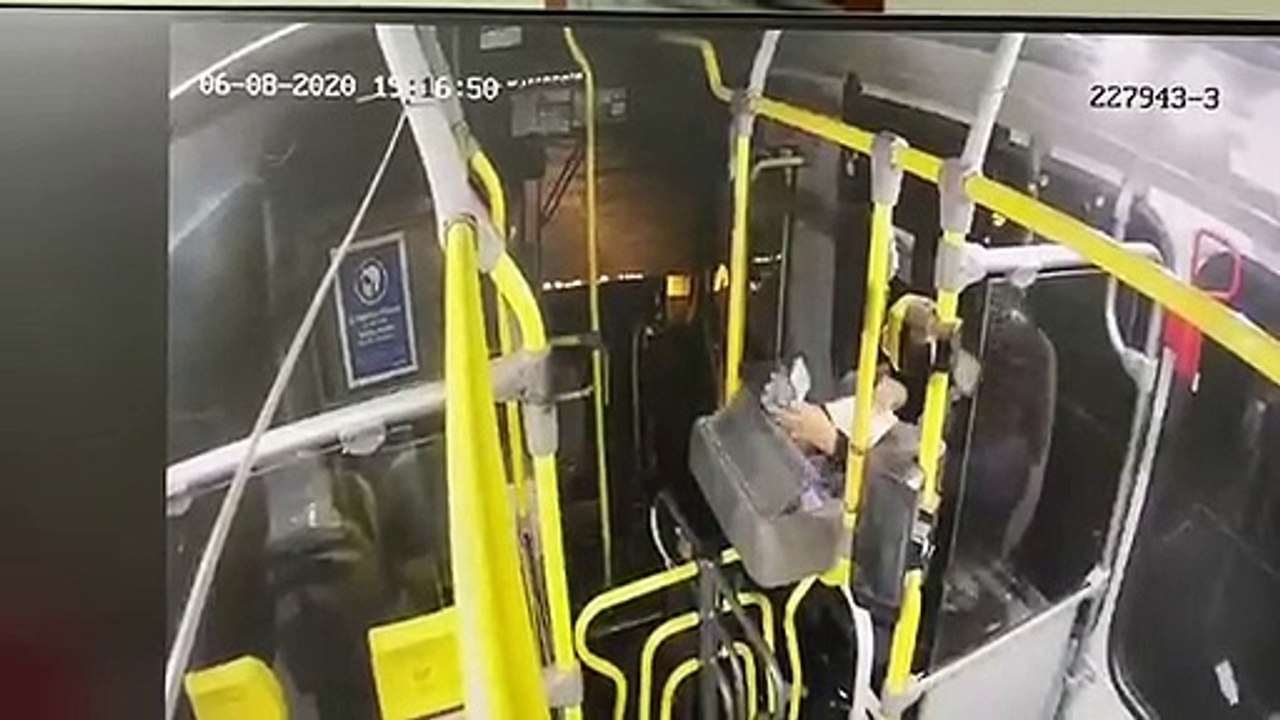 Câmeras registram assalto em ônibus, em São Seb...