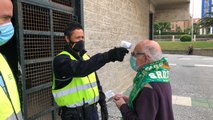 Aficionados entran al partido entre el Athletic Club B y el Racing de Santander