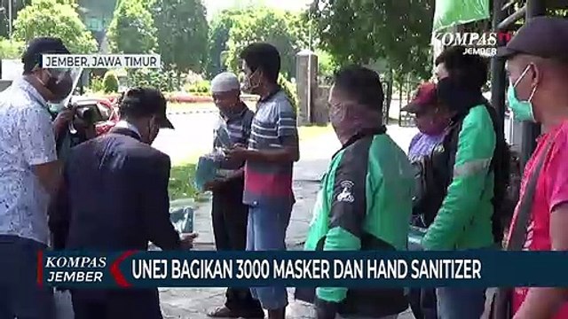 UNEJ Bagikan 3000 Masker dan Hand Sanitizer ke Pengguna Jalan