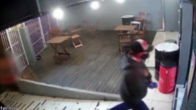 Vídeo mostra assaltantes invadindo distribuidora de bebidas e atirando em cliente em Curitiba