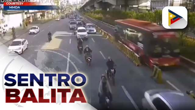 #SentroBalita | Barrier, tumilapon matapos mabangga ng isang bus; isang sasakyan, muntikang tumama sa tumilapon na barrier at nabangga sa likuran ng kasunod na motorsiklo