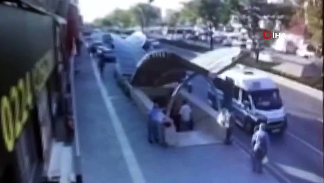 Biri nöbet tuttu, diğeri motoru çaldı... O anlar kamerada
