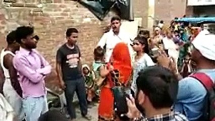 युवक को छेड़छाड़ करना पड़ा भारी, युवती ने बरसाई चप्पलें