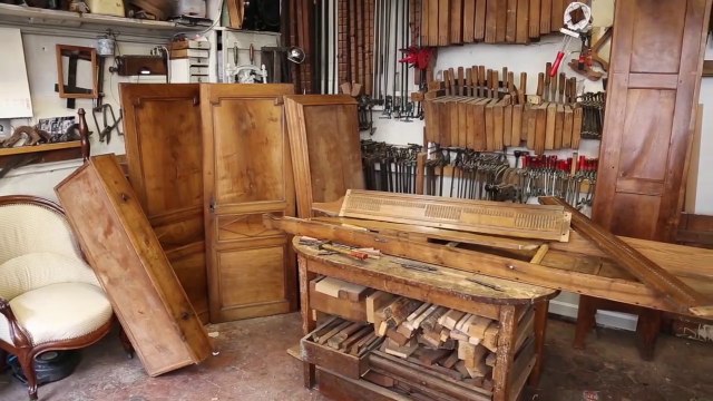 Vous ne devinerez jamais ce qu’il découvre dans une veille armoire