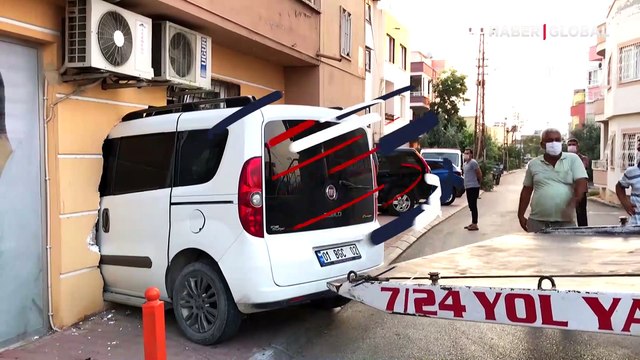 Acemi sürücü virajı alamayınca sağlık ocağına girdi