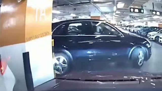 Une femme explose sa Porsche en sortant de sa place de parking