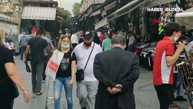 Beyazıt'ta maske ve sosyal mesafe kuralı unutuldu