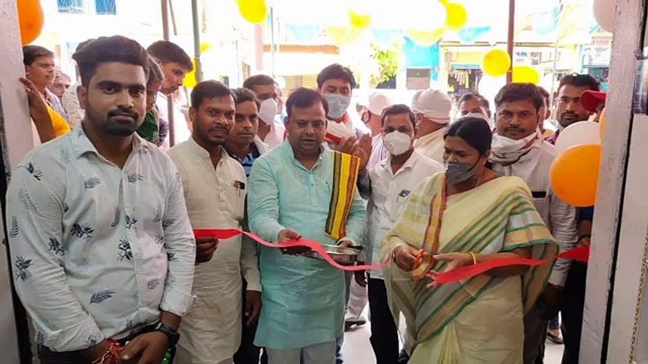 इटावा: मेडिकल स्टोर का फीता काटकर सरिता भदौरिया ने किया उद्घाटन