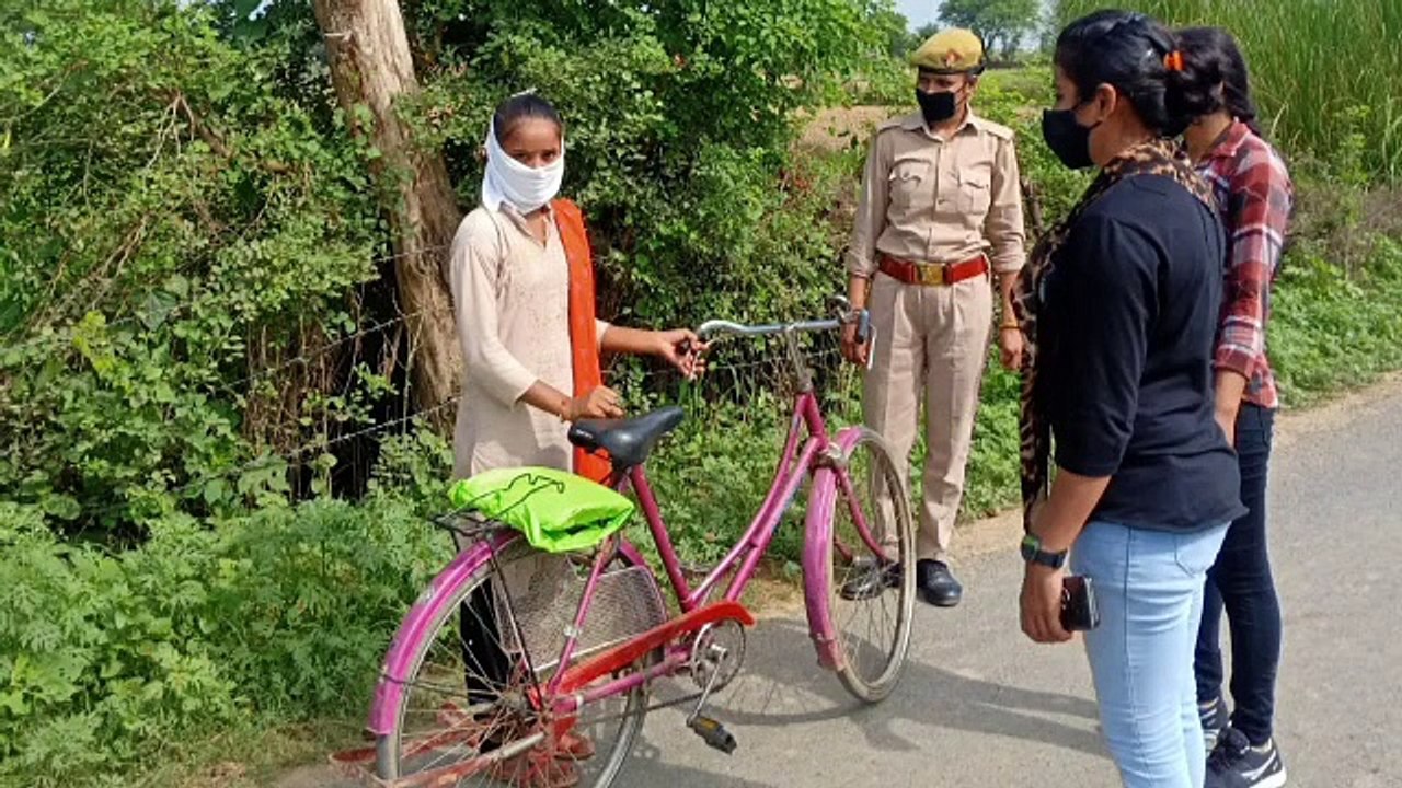 एंटी रोमियो टीम ने युवतियों को किया जागरूक