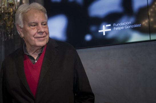 Felipe González sale en defensa de la monarquía y de Martín Villa