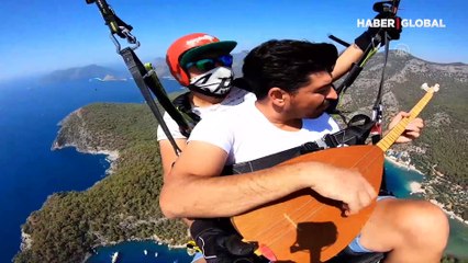 Gökyüzünde Neşet Ertaş türküsü çalıp söyledi