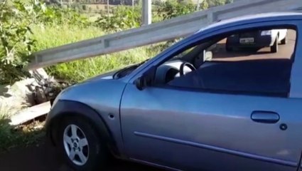 Após colisão, poste cai em cima de veículo na Região Norte