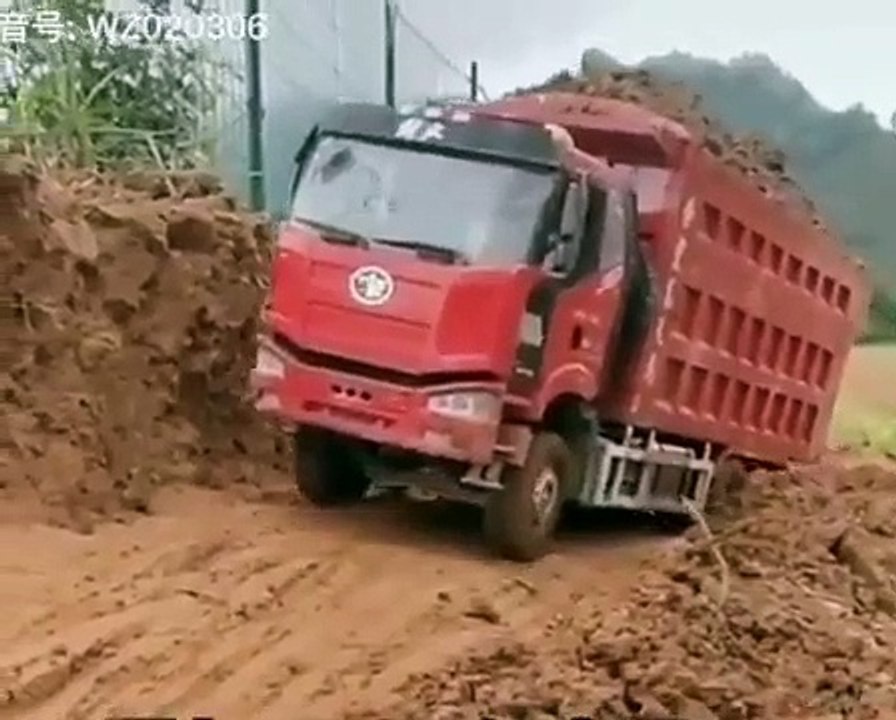 Un camion manque d'écraser une fillette