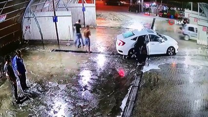 Kaçırıldığı araçtan yola atlayınca başka bir otomobilin altında kalan adam kurtarılamadı