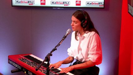 Charlotte Cardin interprète "Complicated" en live dans #LeDriveRTL2 (23/09/20)