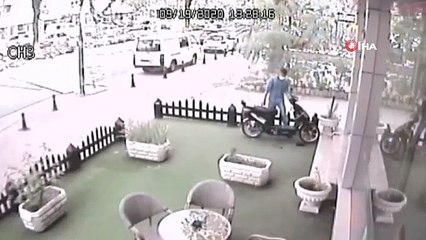 Bir saat etrafı kontrol etti, elektrikli motosikleti böyle çaldı