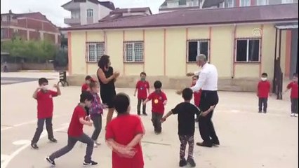 Öğrencilere okulu sevdirmek için müzik eşliğinde oyun oynadılar - KOCAELİ
