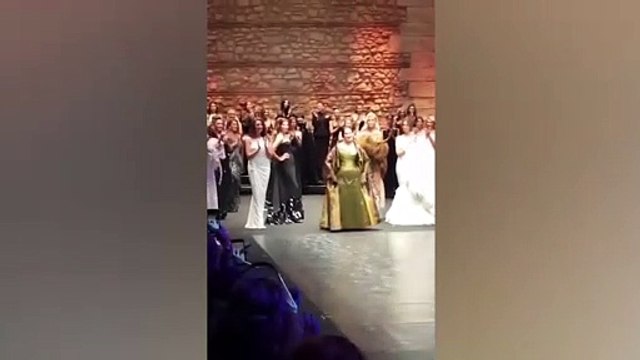 Türkan Şoray'ın podyuma çıktığı gecede, son defilesini yapan Yıldırım Mayruk gözyaşlarını tutamadı