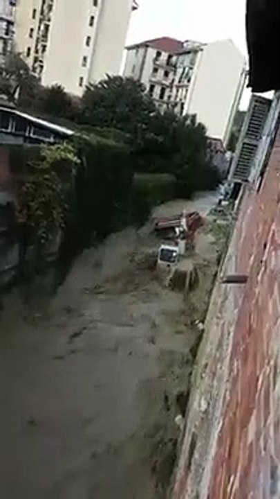 Maltempo Piemonte, esonda rio a Bistagno, operai travolti