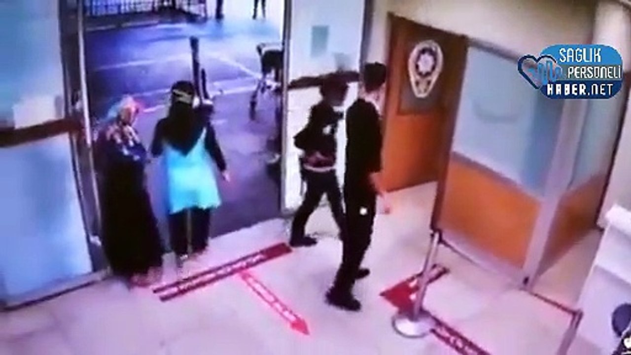 Maske takması için uyarılan kadın, hastanenin camlarını aşağı indirdi
