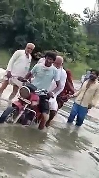 नदी नाले उफान पर, फिर भी जान जोखिम ने डाल रहे लोग