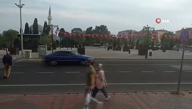 İstanbul Valiliği: AFAD Başkanlığı’ndan alınan bilgiye göre saat 16.38 Marmara Denizi’nde Tekirdağ’ın Marmaraereğlisi ilçesi açıklarında 4,2 büyüklüğünde bir deprem meydana gelmiştir. Deprem İstanbul'da da hissedilmiştir.