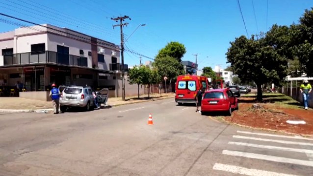 Veículos batem em cruzamento no Bairro Coqueiral