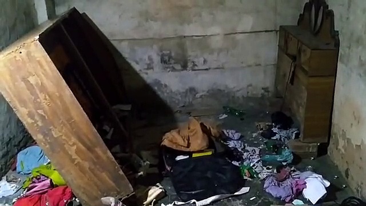 अवैध शराब के ठिकाने पर आबकारी विभाग और पुलिस टीम की छापेमारी, पकड़ी अवैध शराब