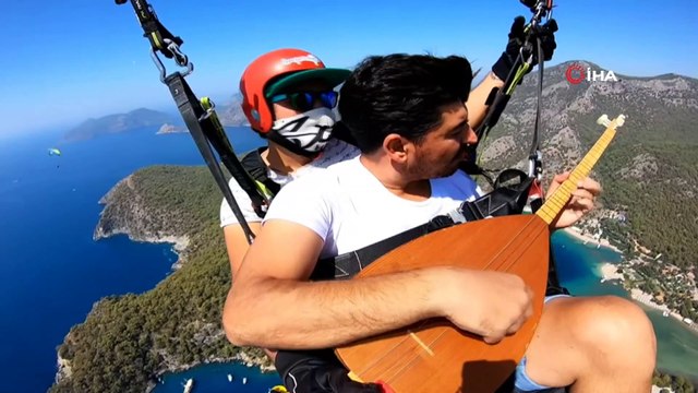 Paraşütle saz çalıp Neşet Ertaş’ı andı