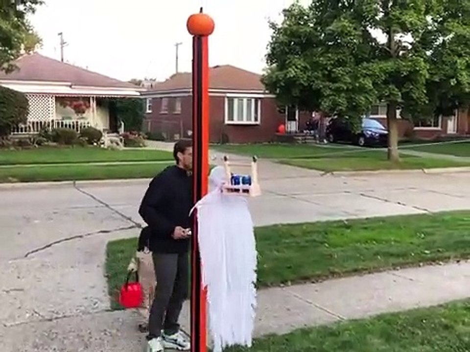 Il crée un distributeur de friandises pour fêter Halloween tout en respectant la distanciation sociale