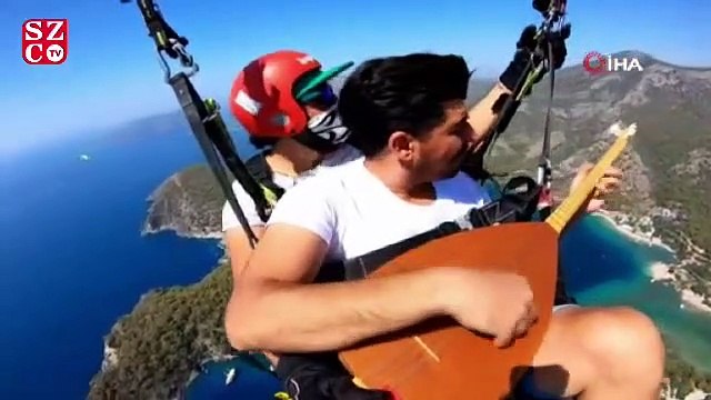 Paraşütle saz çalıp Neşet Ertaş’ı andı
