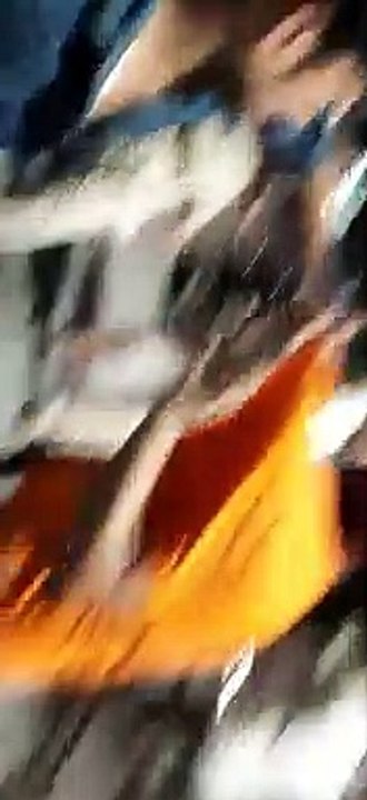 शराबियों का बीच चौराहे पर हाई वोल्टेज ड्रामा, दो शराबियो में जमकर मारपीट